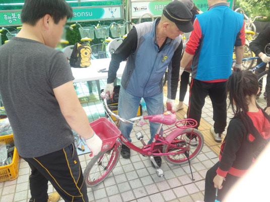 (제5회) 자원순환프로그램 자전거우산 수리 코너의 3번째 이미지