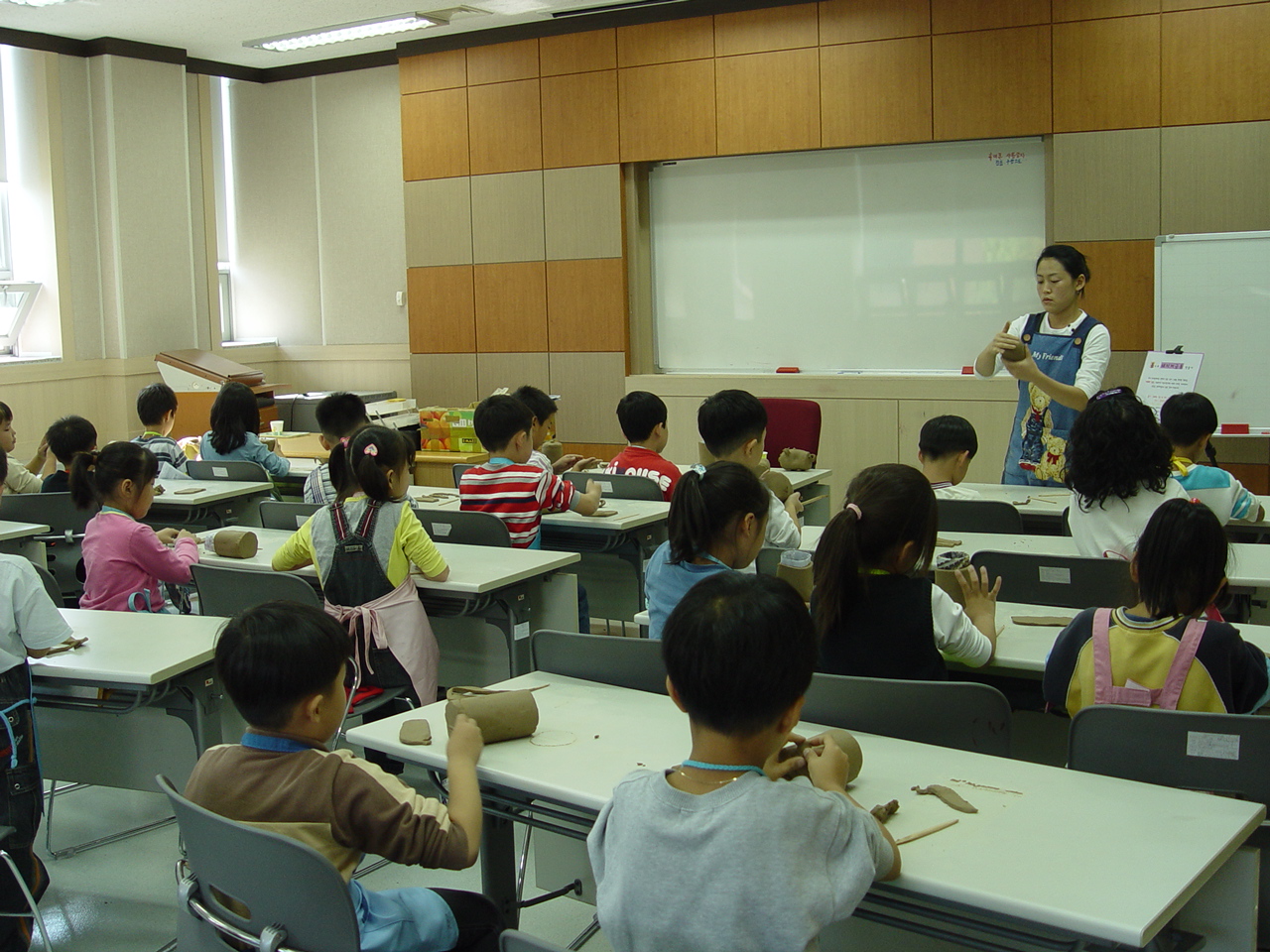 2005년 문화의 달 행사 - 흙으로 돼지저금통 만들기이미지