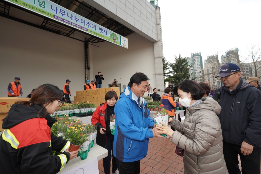 식목일 기념 나무 나누어 주기 행사의 1번째 이미지