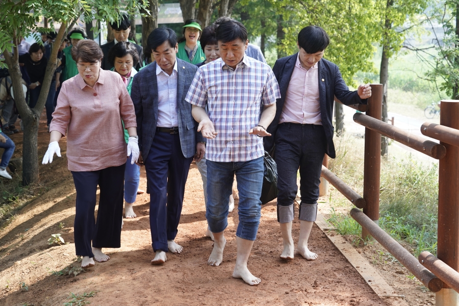 연수둘레길 황톳길 개장 행사의 4번째 이미지