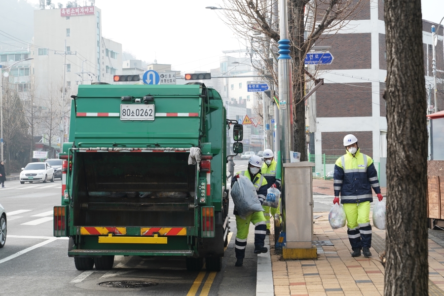 환경미화원 ‘저녁이 있는 삶’ 17일부터 인천 첫 주간수거의 4번째 이미지