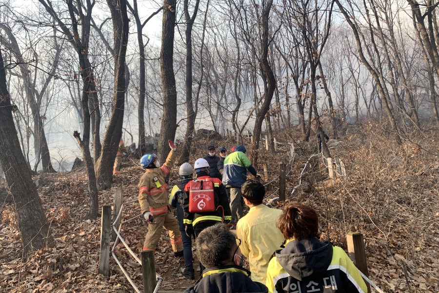 옥련동 연경산 산불 진화작업의 6번째 이미지