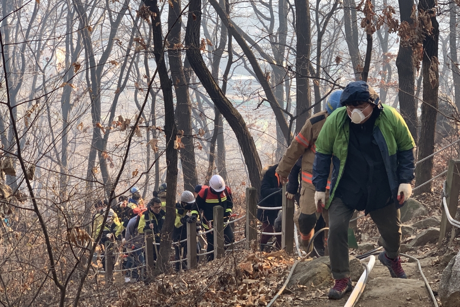 옥련동 연경산 산불 진화작업의 7번째 이미지