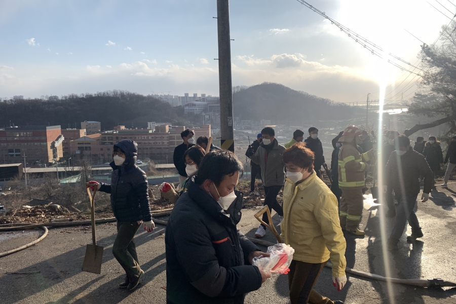 옥련동 연경산 산불 진화작업의 5번째 이미지