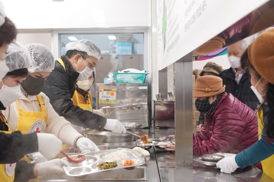 사랑의무료급식소 급식 봉사 활동의 5번째 이미지