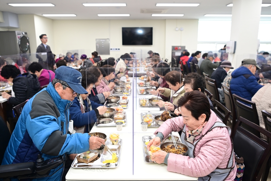 식품위생단체와 함께하는 어르신 행복나눔 행사의 6번째 이미지