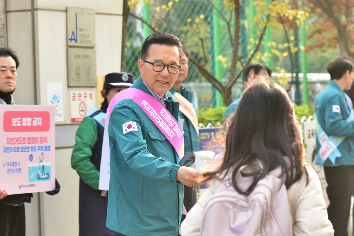 전동킥보드 안전수칙 캠페인 현장의 4번째 이미지