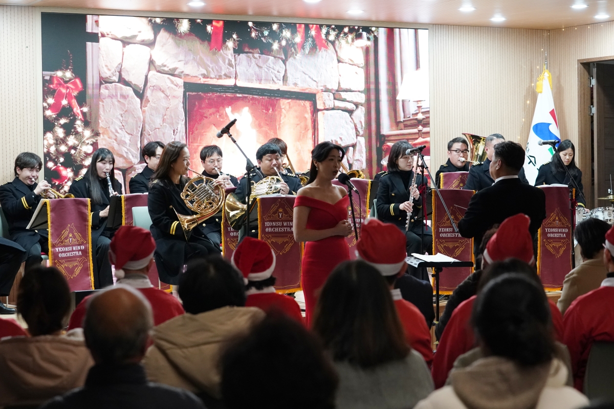 연수구 제2청사 크리스마스 트리 점등식 현장의 3번째 이미지