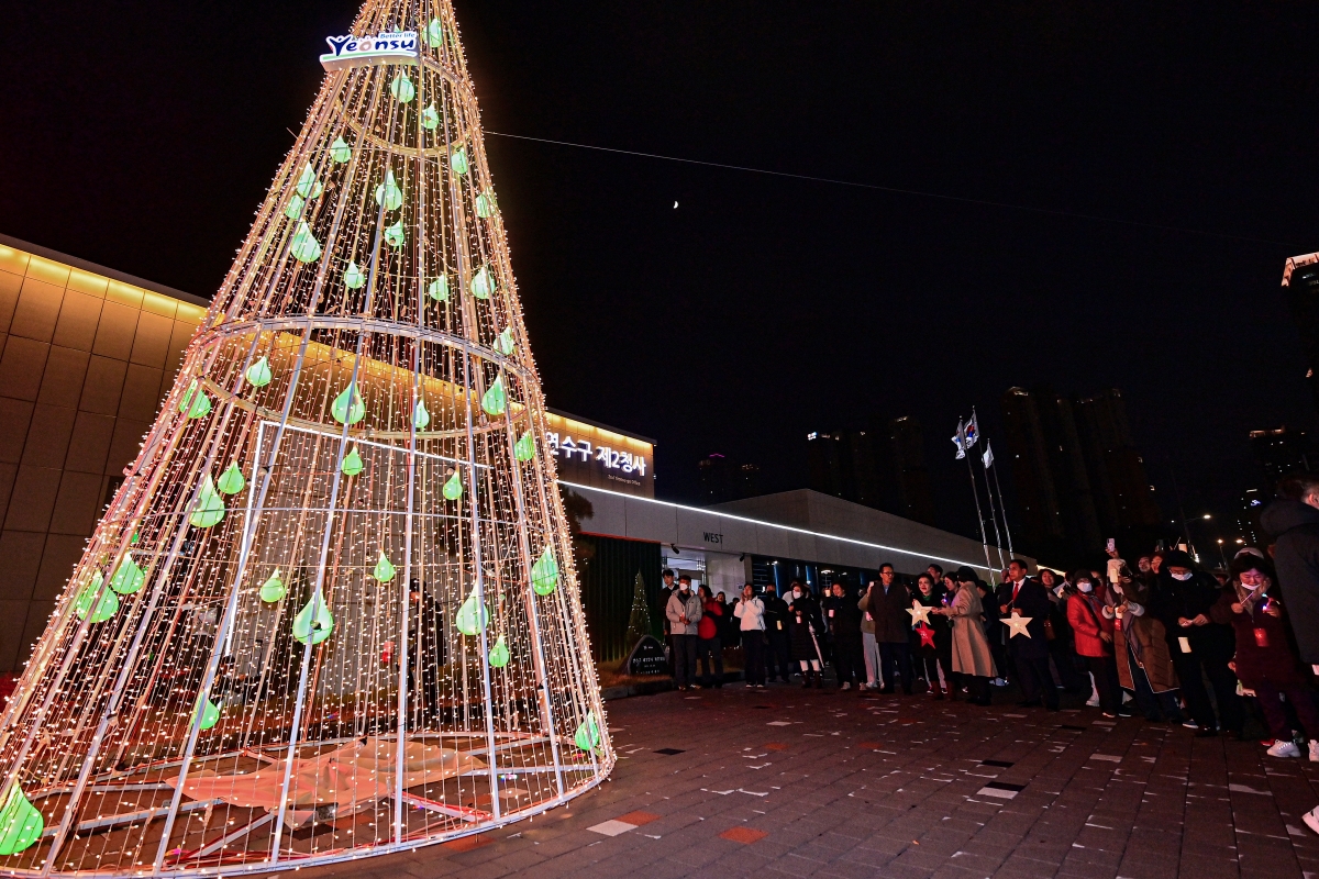 연수구 제2청사 크리스마스 트리 점등식 현장의 1번째 이미지