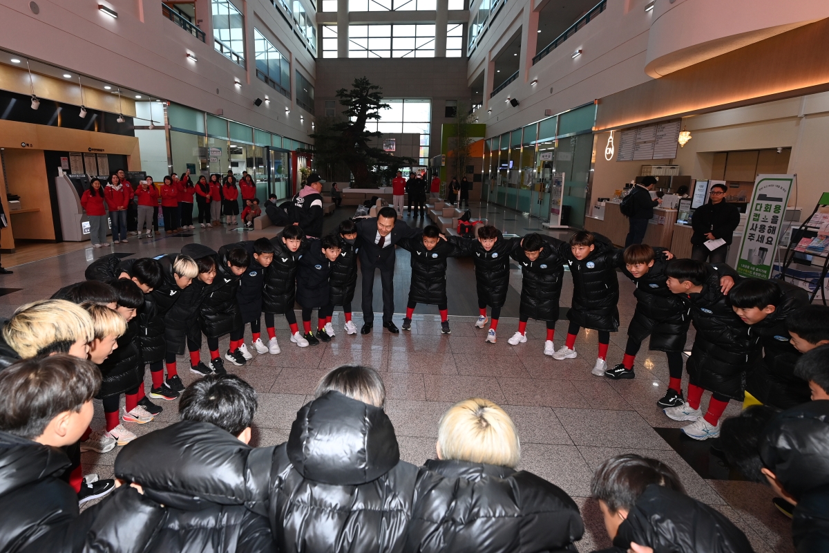연수구 유소년축구단 전지훈련 환송 현장의 2번째 이미지