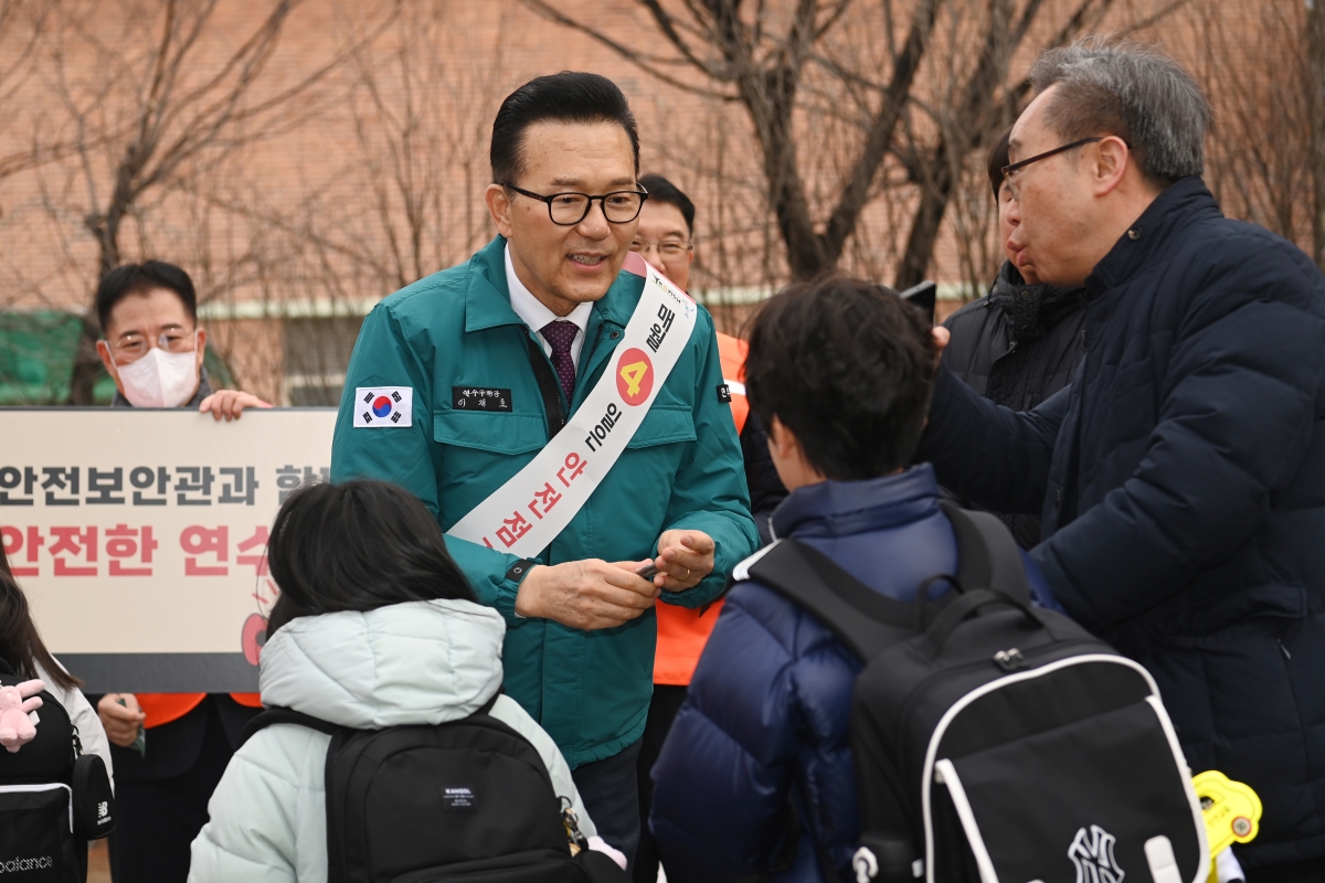 등굣길 안전캠페인 현장(연성초등학교)의 1번째 이미지