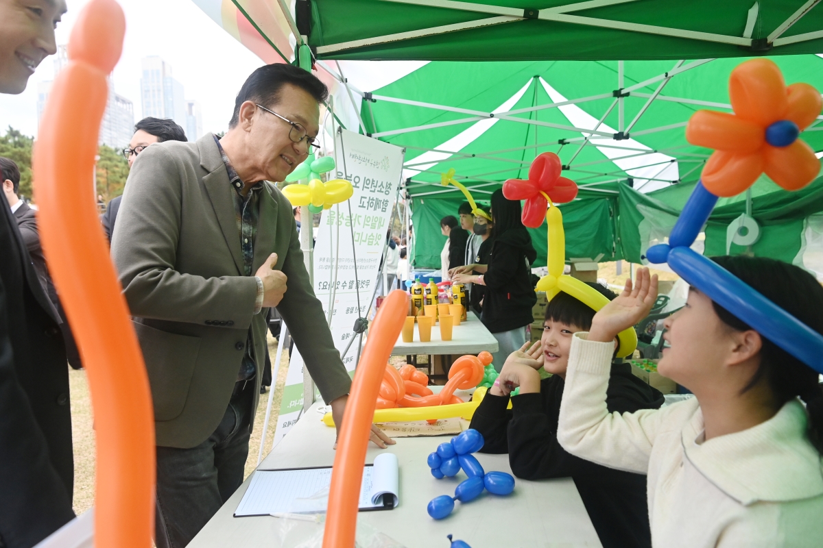 지역 축제 현장의 1번째 이미지