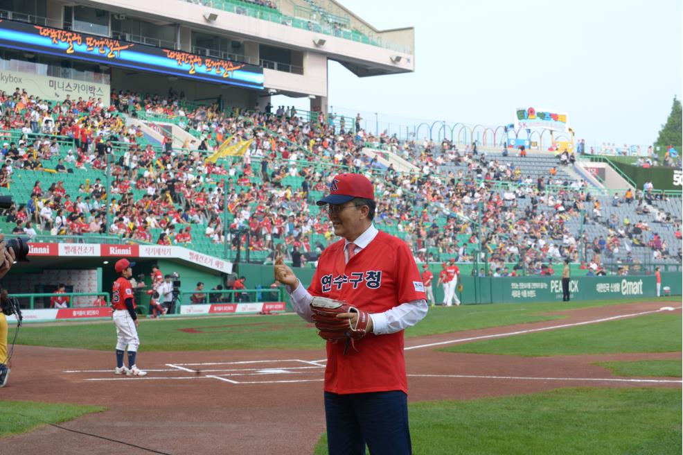 리틀야구창단기념및 Sk와이번스대 기아타이거스전 시구의 5번째 이미지