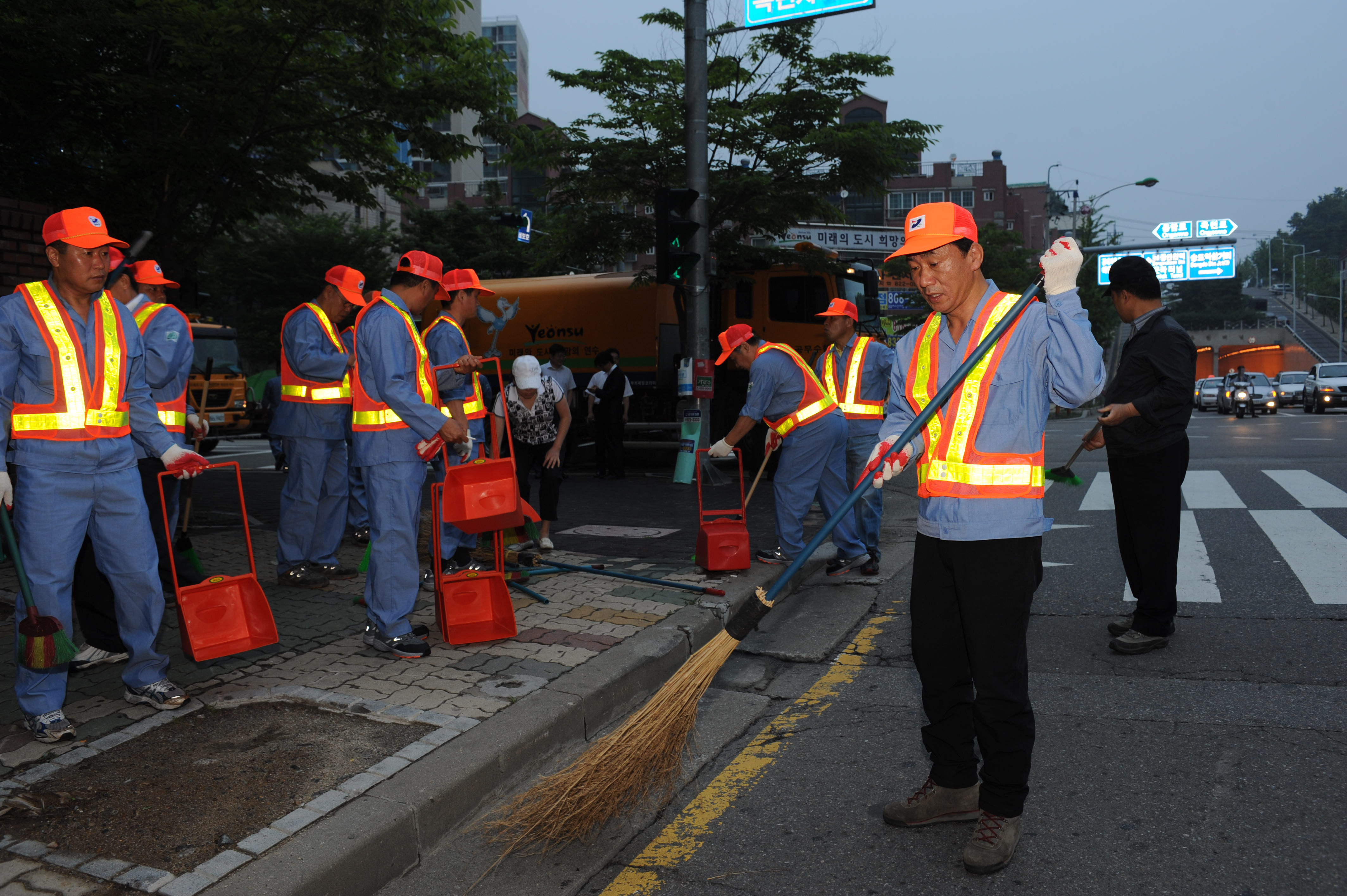 취임첫날 미화원과 새벽청소의 1번째 이미지
