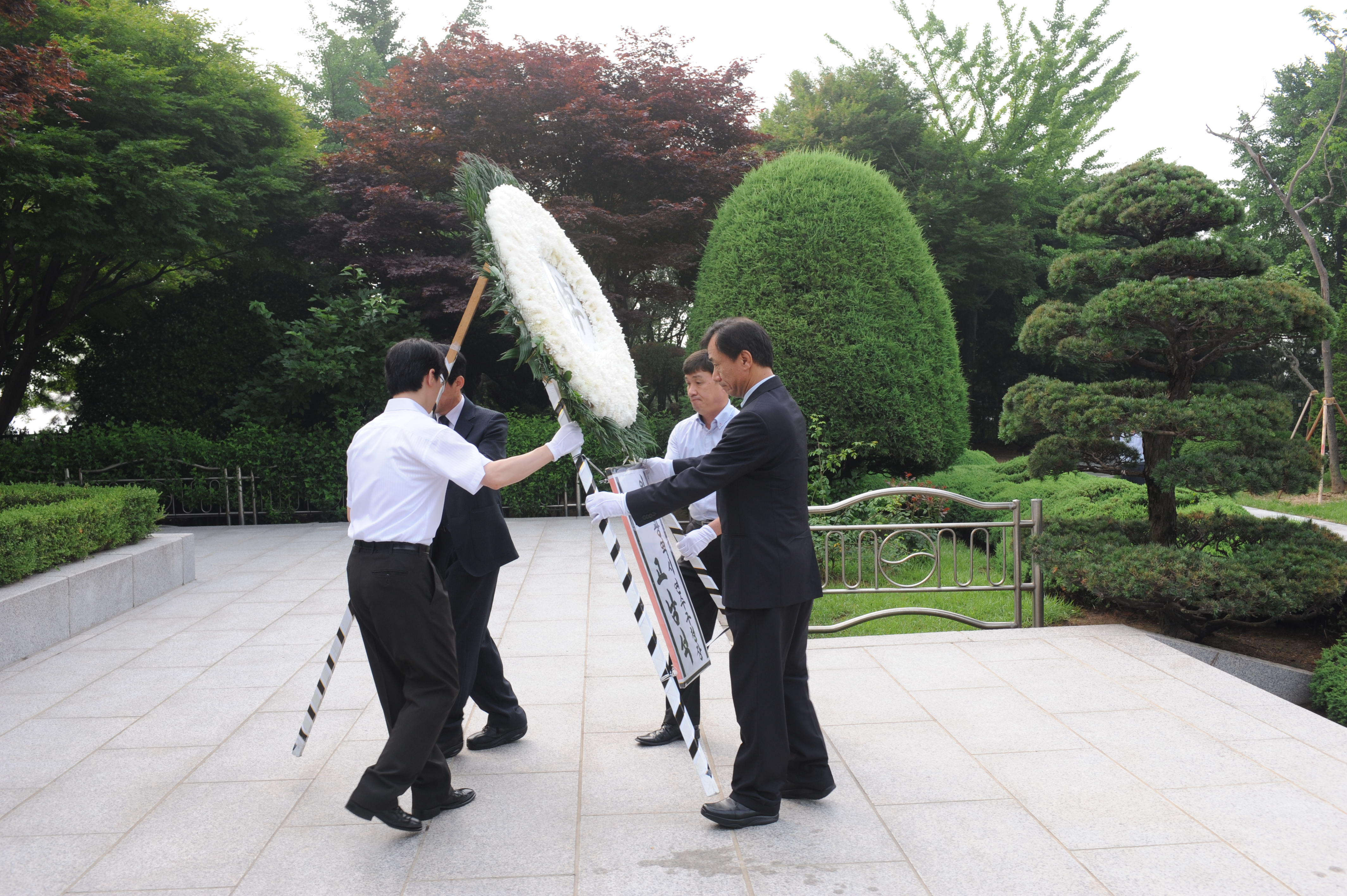 현충탑 분향의 1번째 이미지