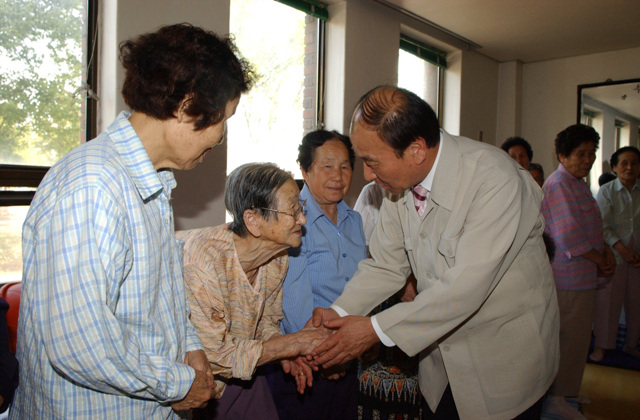 옥련엘지아파트 노인정방문의 1번째 이미지