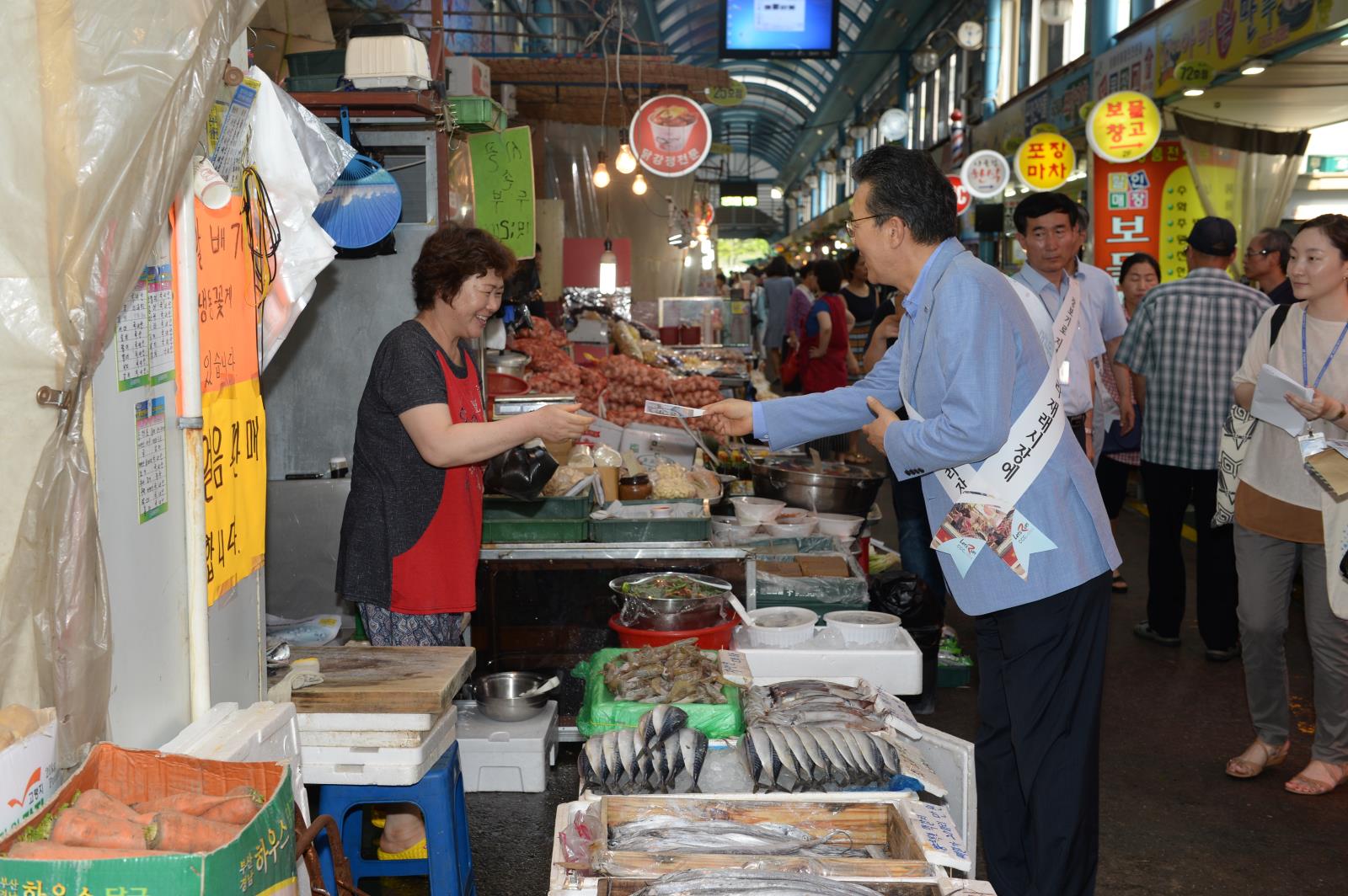 지역경제 활성화를 위한 전통시장 장보기 행사의 1번째 이미지