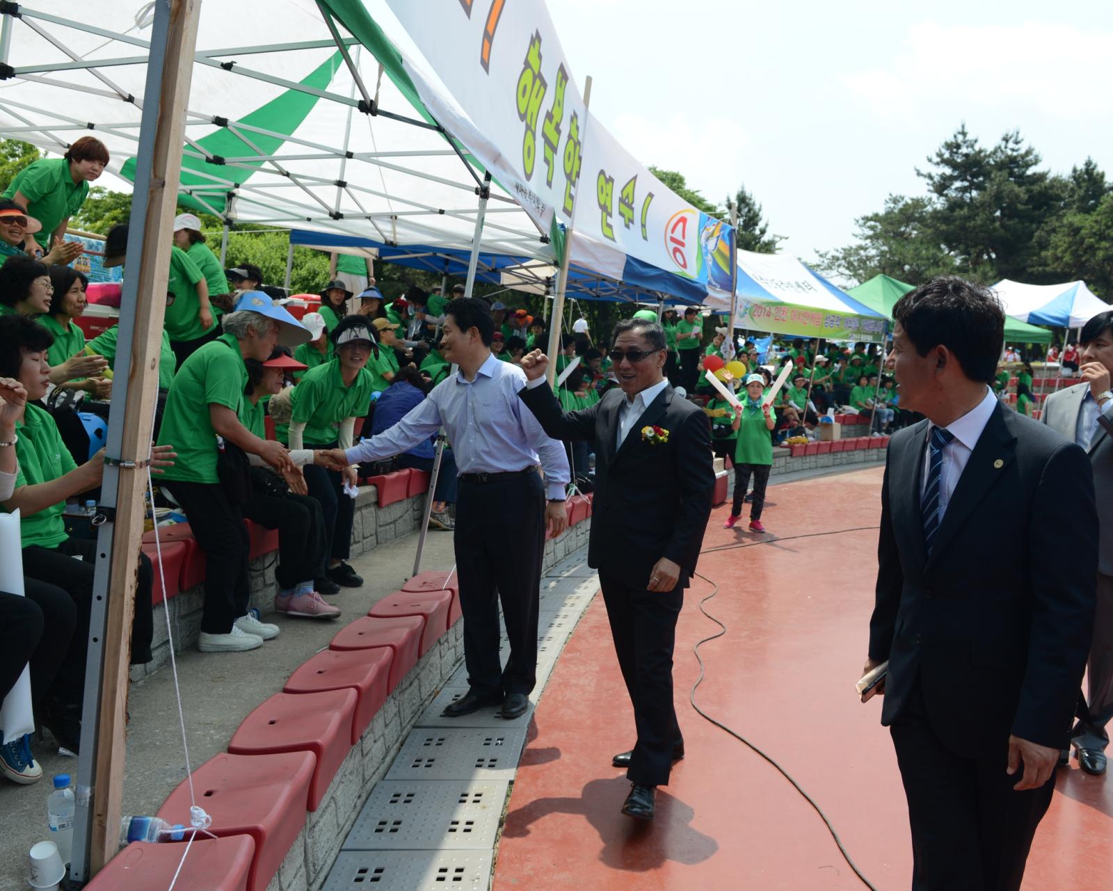 인천광역시 통,리장 한마음체육대회에 참석하여 참가자들을 격려하고 있는고남석 연수구청장