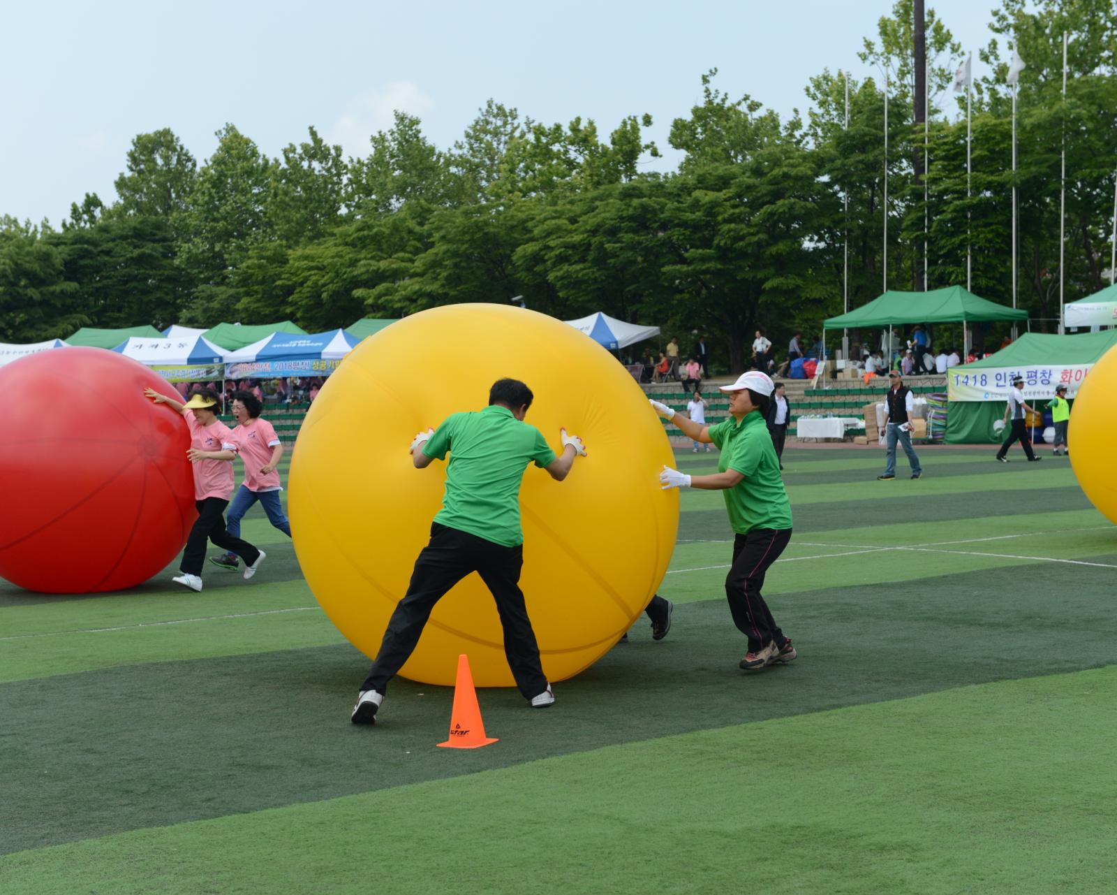 인천광역시 통,리장 한마음체육대회에 참석하여 함께 경기에 참여하는 고남석 연수구청장