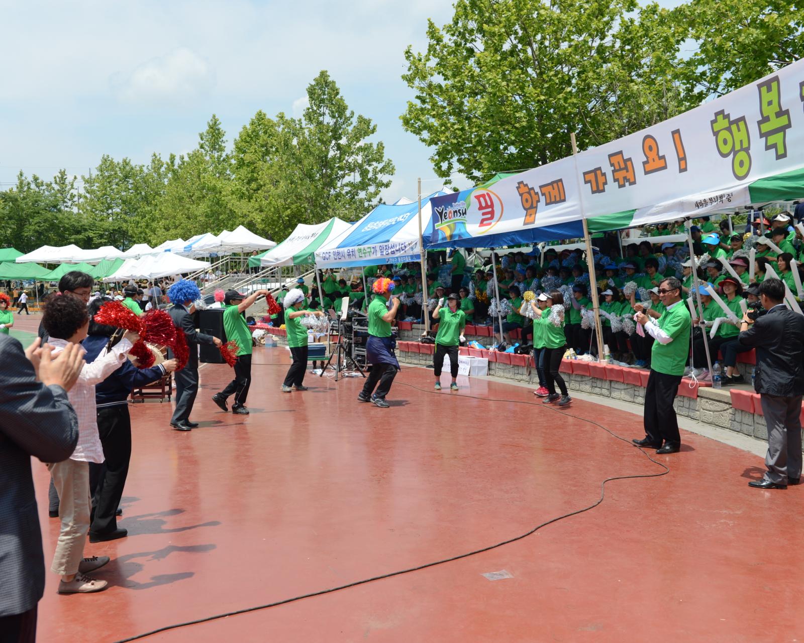 인천광역시 통,리장 한마음체육대회에 참석하여 참여자들과 함께 어울리고 있는 고남석 연수구청장