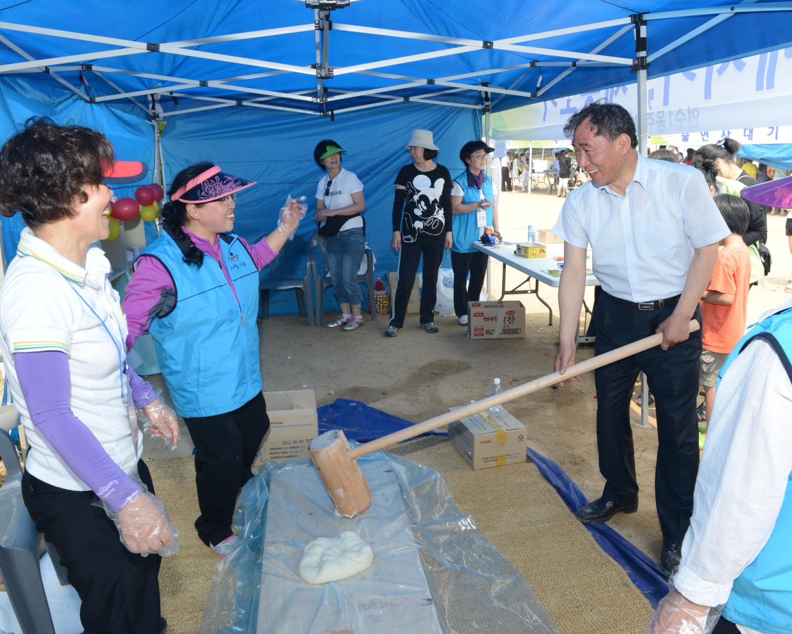 연수1동 머그미축제에 참석하여 행사 진행 상황을 둘러보고 있는 고남석 연수구청장