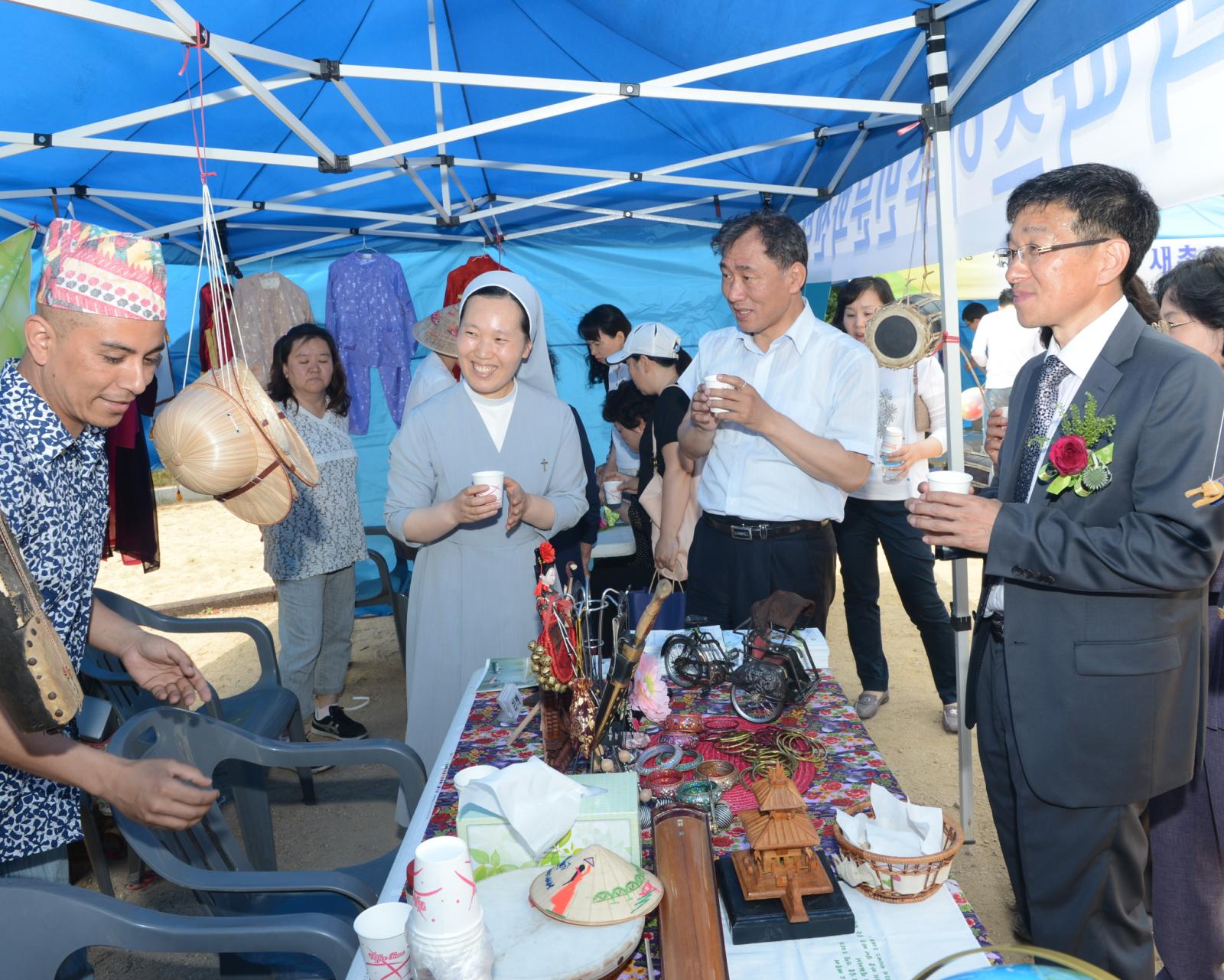 연수1동 머그미축제에 참석하여 행사 진행 상황을 둘러보고 있는 고남석 연수구청장