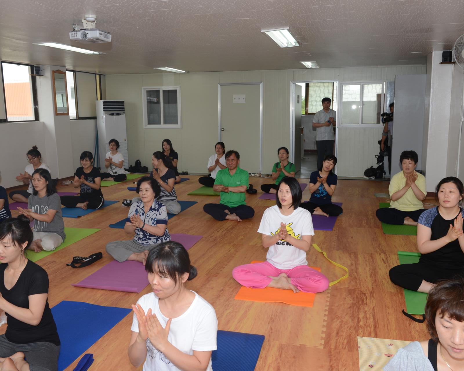 공동주택 커뮤니티 사업현장을 방문하여 참여자들과 함께 요가를 하고 있는 고남석 연수구청장