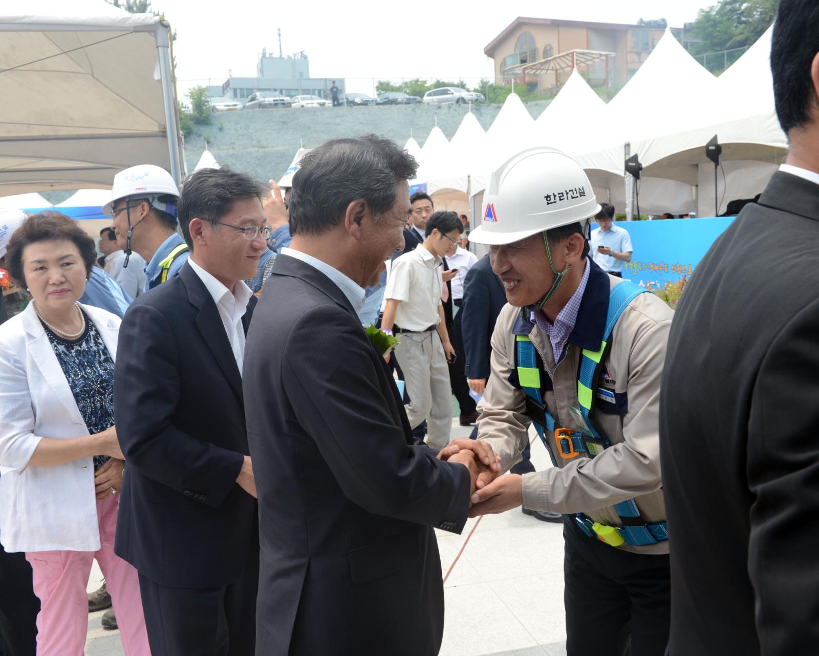 수인선 개통식에 참석하여 관계자를 격려하는 모습
