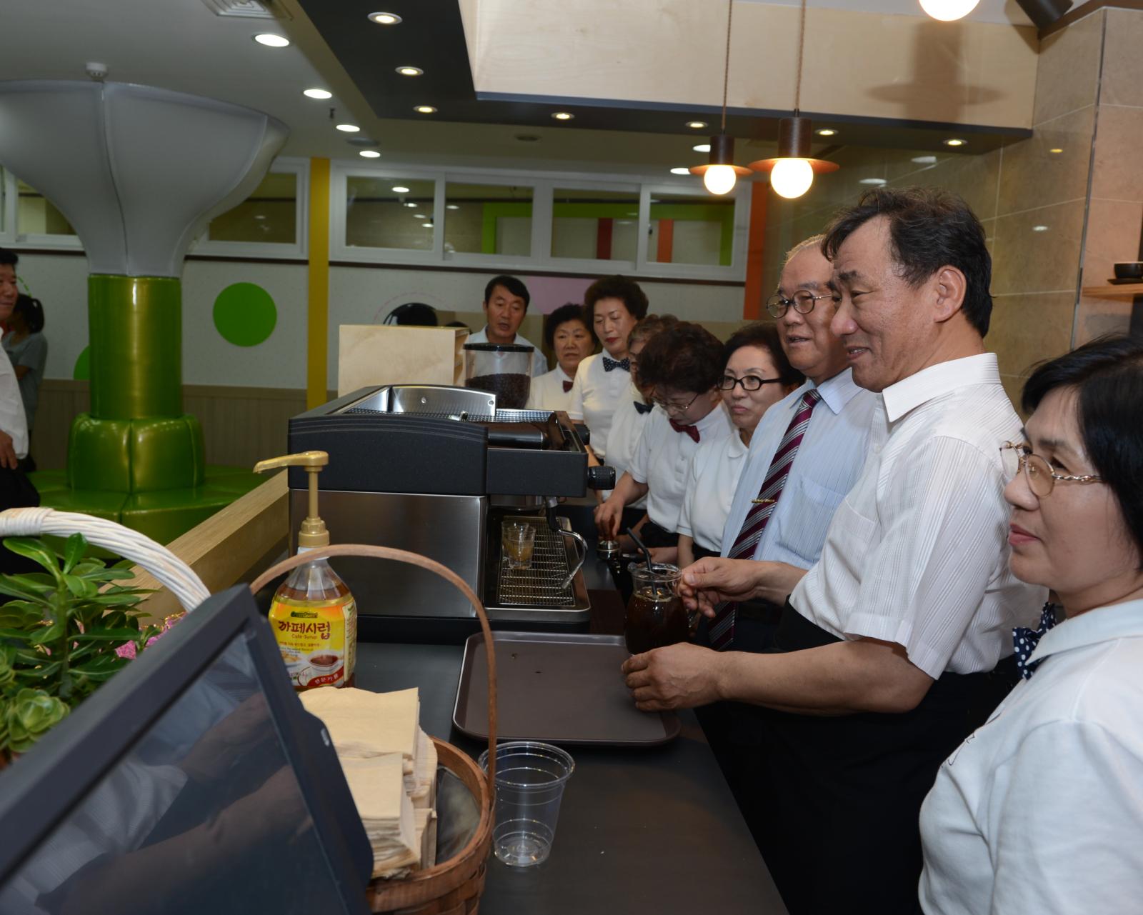 꿈꾸는카페에서 커피를 주문하고 기다리고 있는 고남석 연수구청장