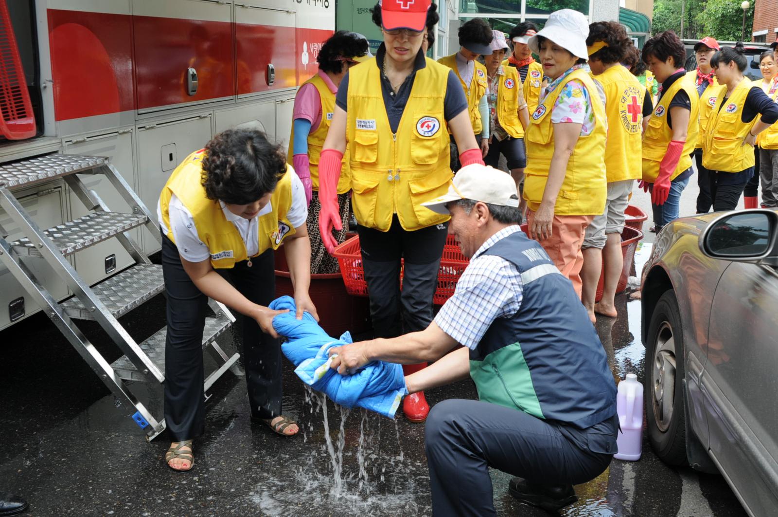 수해지역을 방문하여 자원봉사자들과 함께 복구를 하고 있는 고남석 연수구청장
