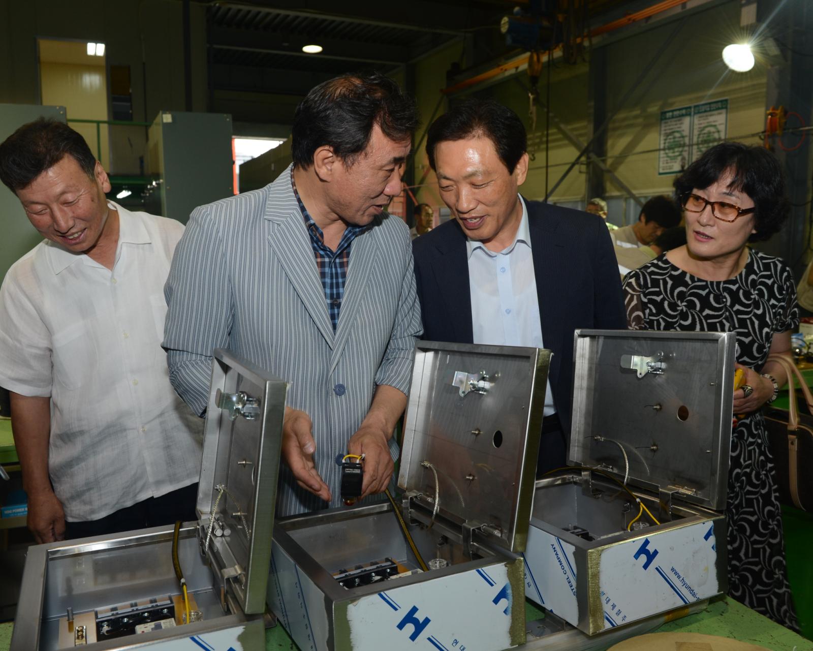 사회적기업 관계자에게 설명을 듣고 있는 고남석 연수구청장
