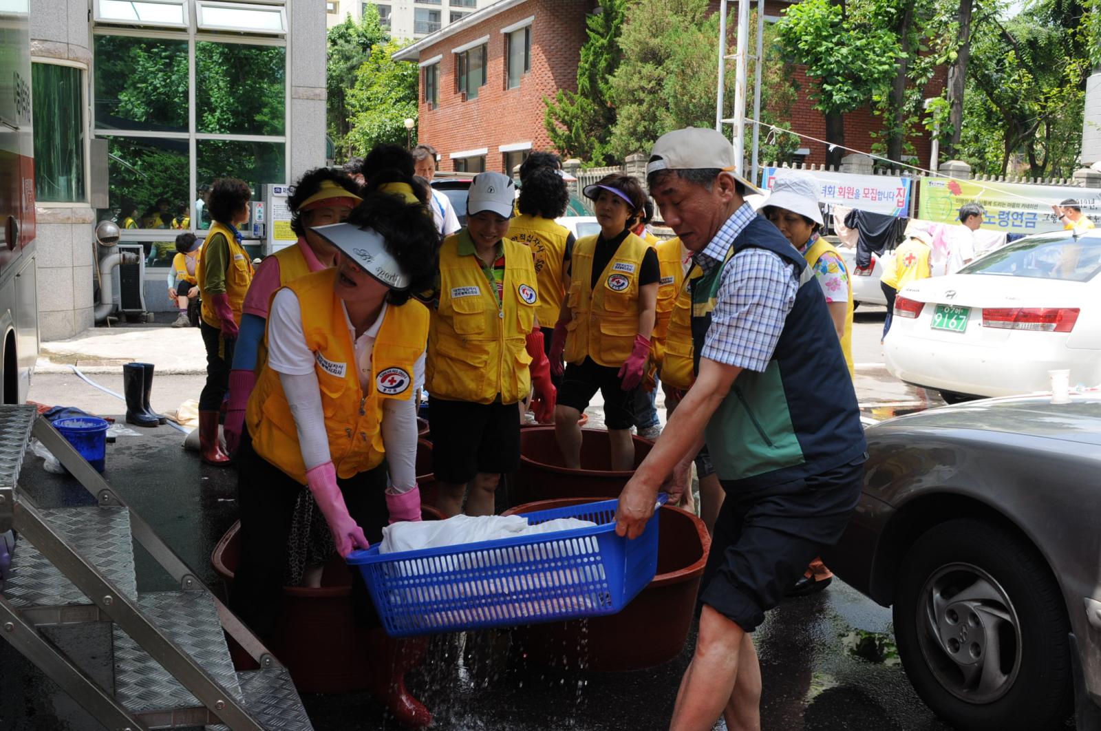 수해지역을 방문하여 자원봉사자들과 함께 복구를 하고 있는 고남석 연수구청장
