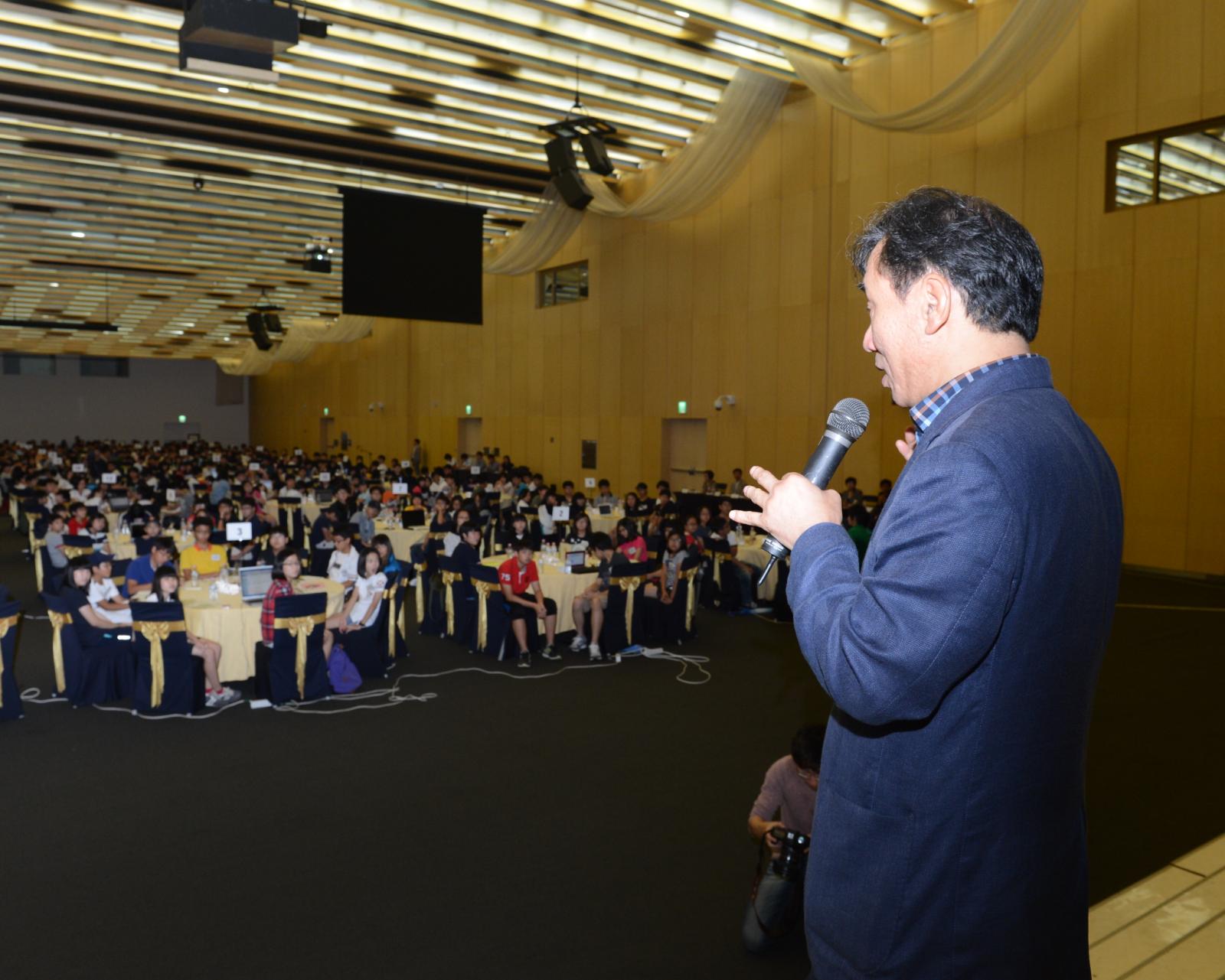 청소년 500인 원탁토론회 행사에 참석하여 청소년과 토론을 진행하고 있는 고남석 연수구청장