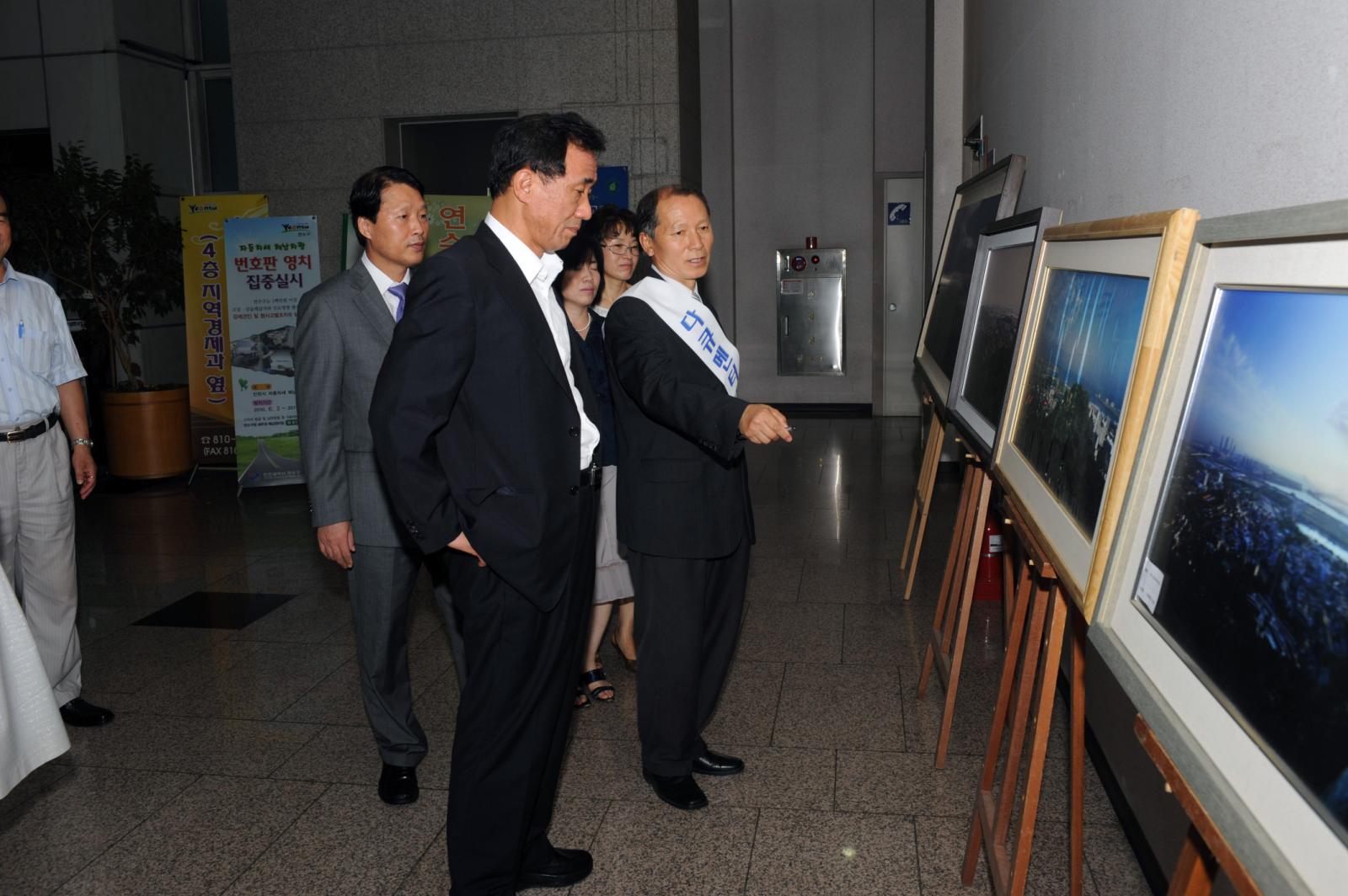 다큐멘터리사진 전시회 참석의 1번째 이미지