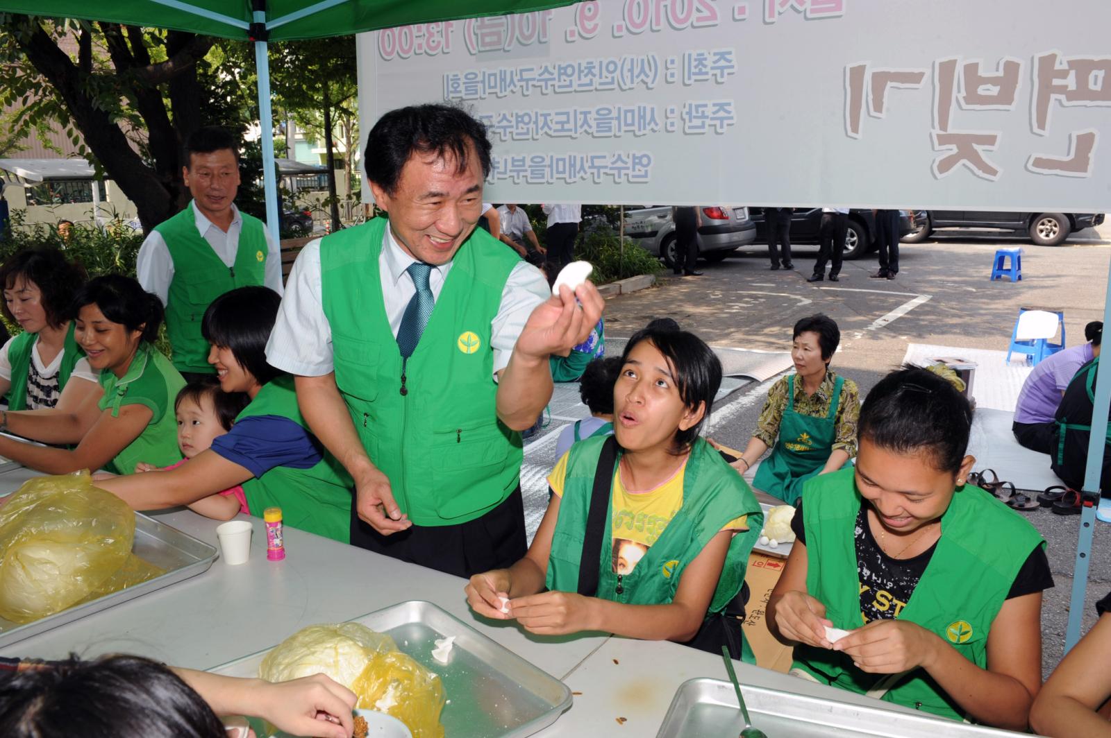 이주여성과 함께하는 추석맞이 송편빚기의 1번째 이미지