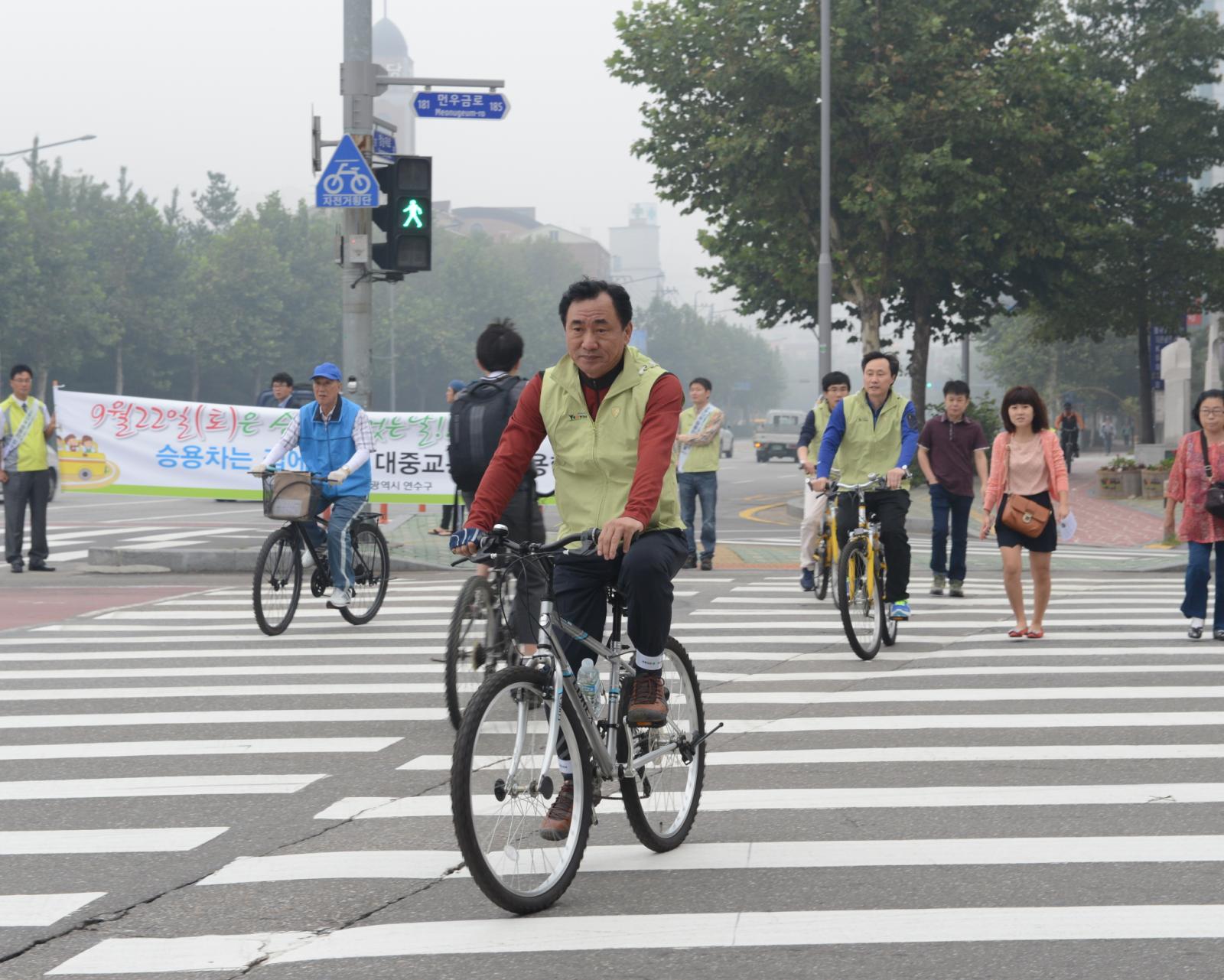 승용차없는날 자전거로 출근하는 고남석 연수구청장