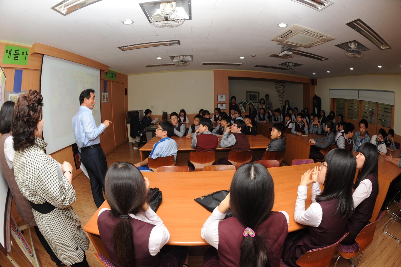 청학중 학부모 명예사서모임 책읽어주기 행사의 2번째 이미지