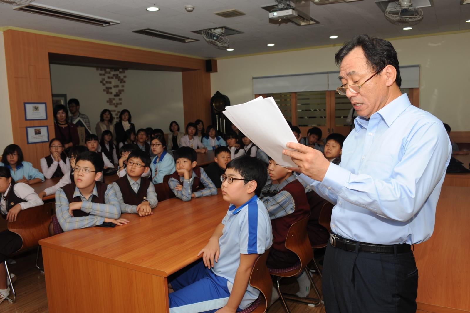 청학중 학부모 명예사서모임 책읽어주기 행사의 1번째 이미지