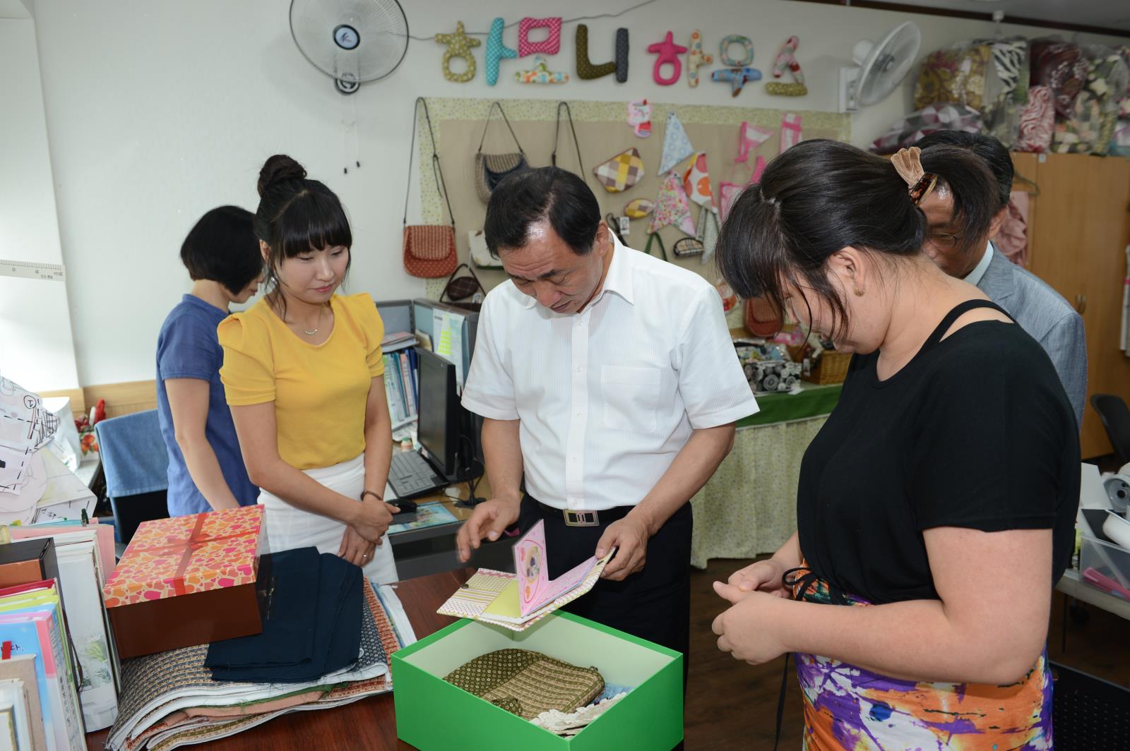 전통 연 전시회 및 다문화사업단 결혼2주년 기념의 1번째 이미지
