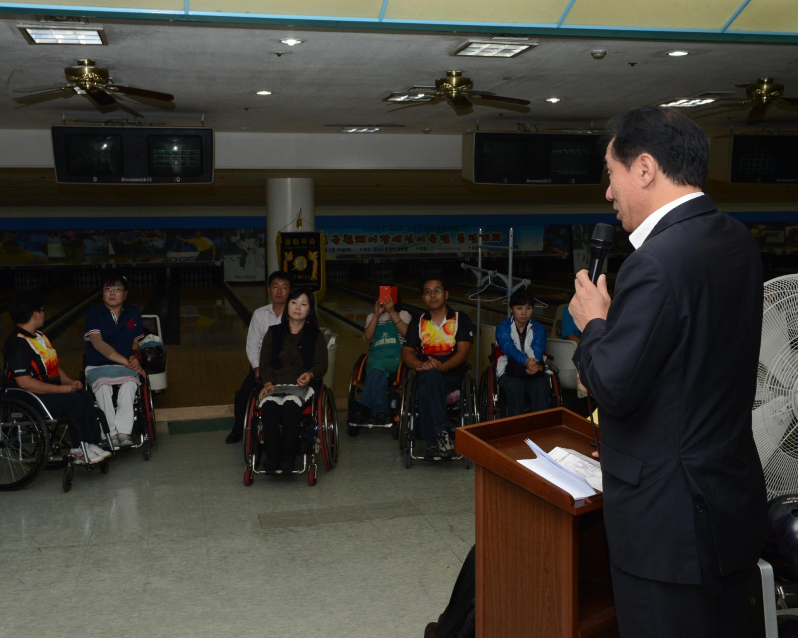 전국휄체어장애인볼링대회에 참석하여 인사말을 하는 고남석 연수구청장
