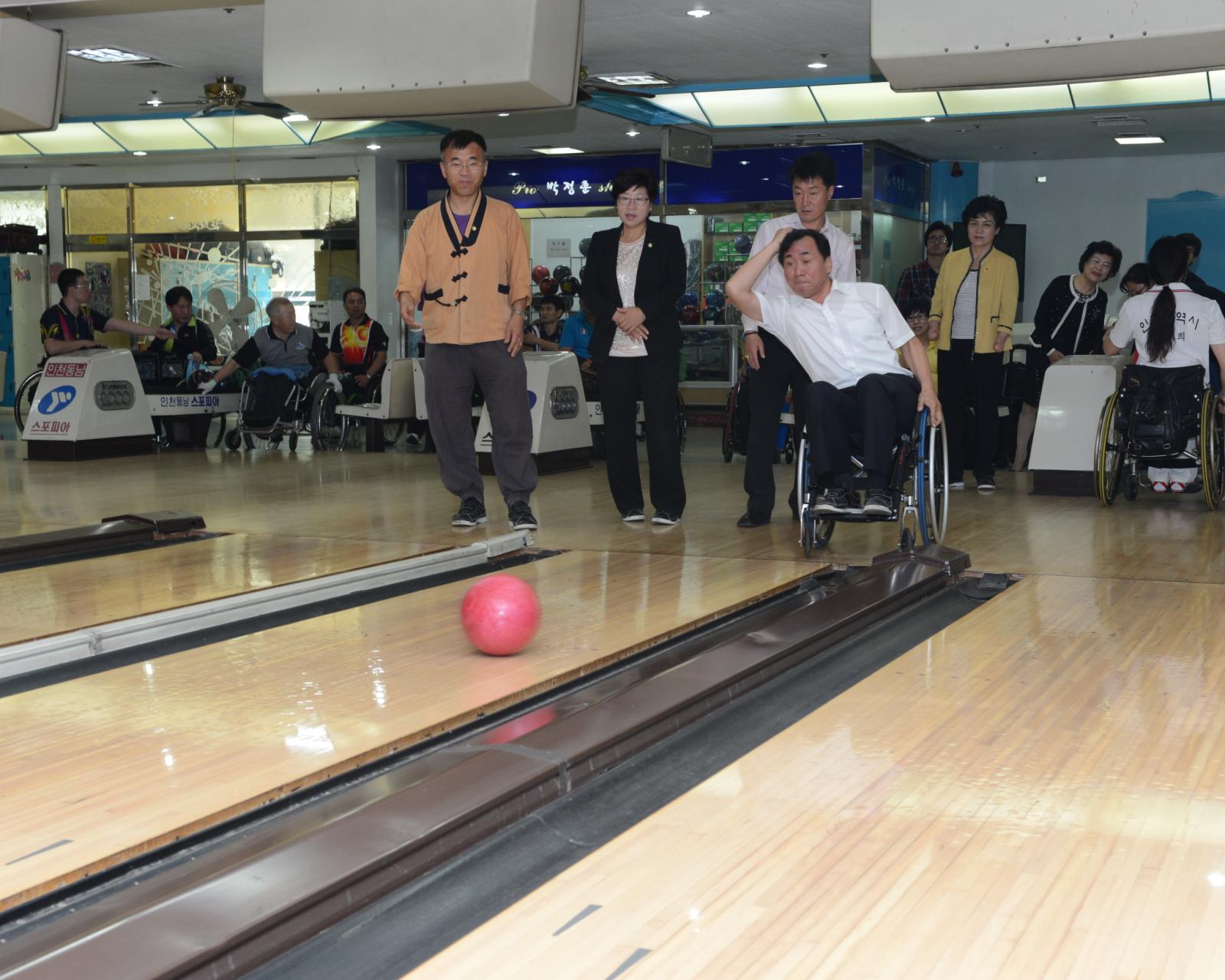 직접 휠체어를 타고 볼링을 하는 고남석 연수구청장