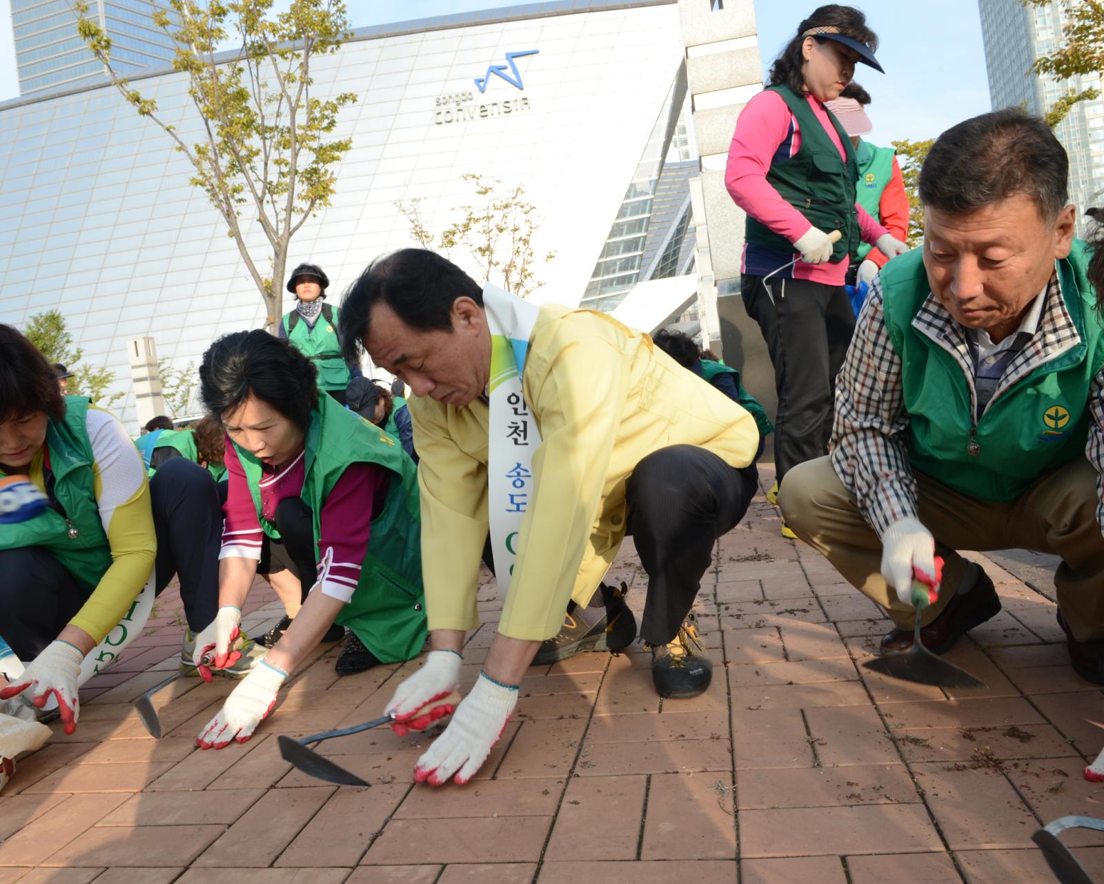 클린업데이 행사에 참여하여 참가자들과 함께 길거리를 정리하는 고남석 연수구청장