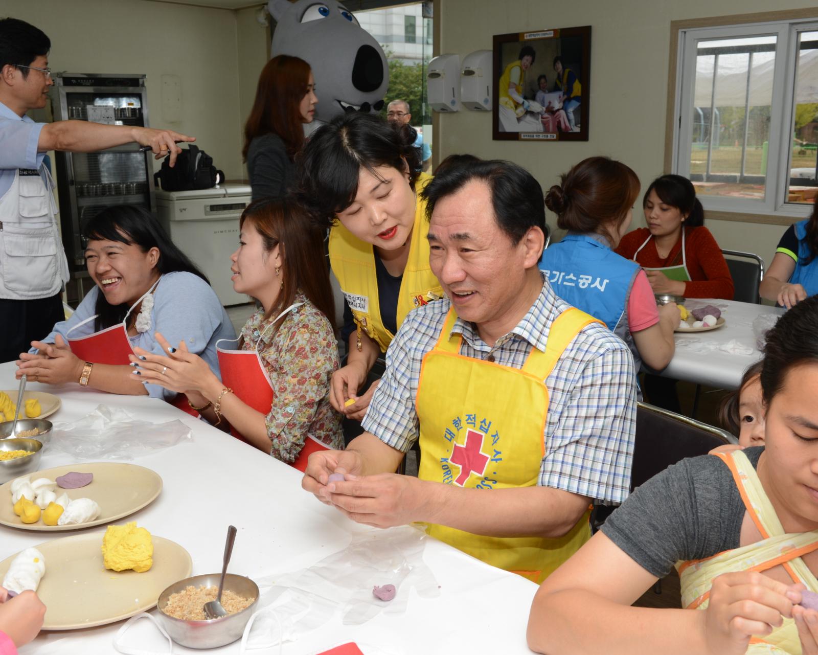 다문화가족과 함께 추석맞이 송편만들기 행사에 참석하여 참여자들과 함께 송편을 빚고 있는 고남석 연수구청장
