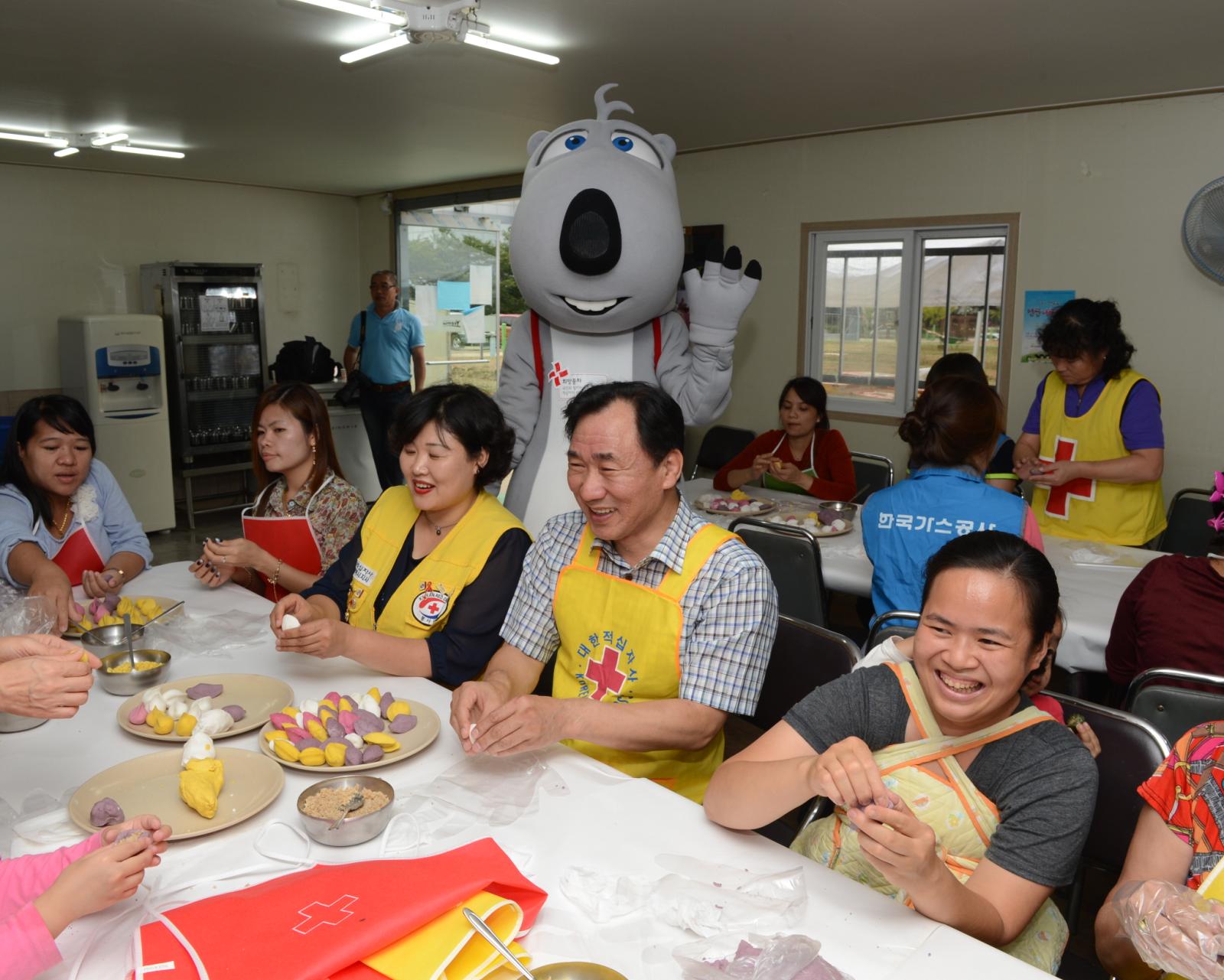 다문화가족과 함께 추석맞이 송편만들기 행사에 참석하여 참여자들과 함께 송편을 빚고 있는 고남석 연수구청장

