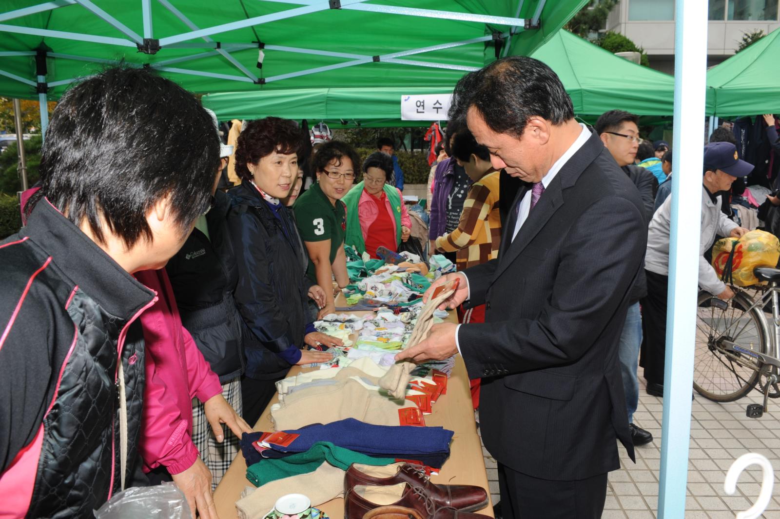 연수구 나눔장터 개장 참여주민 격려의 1번째 이미지