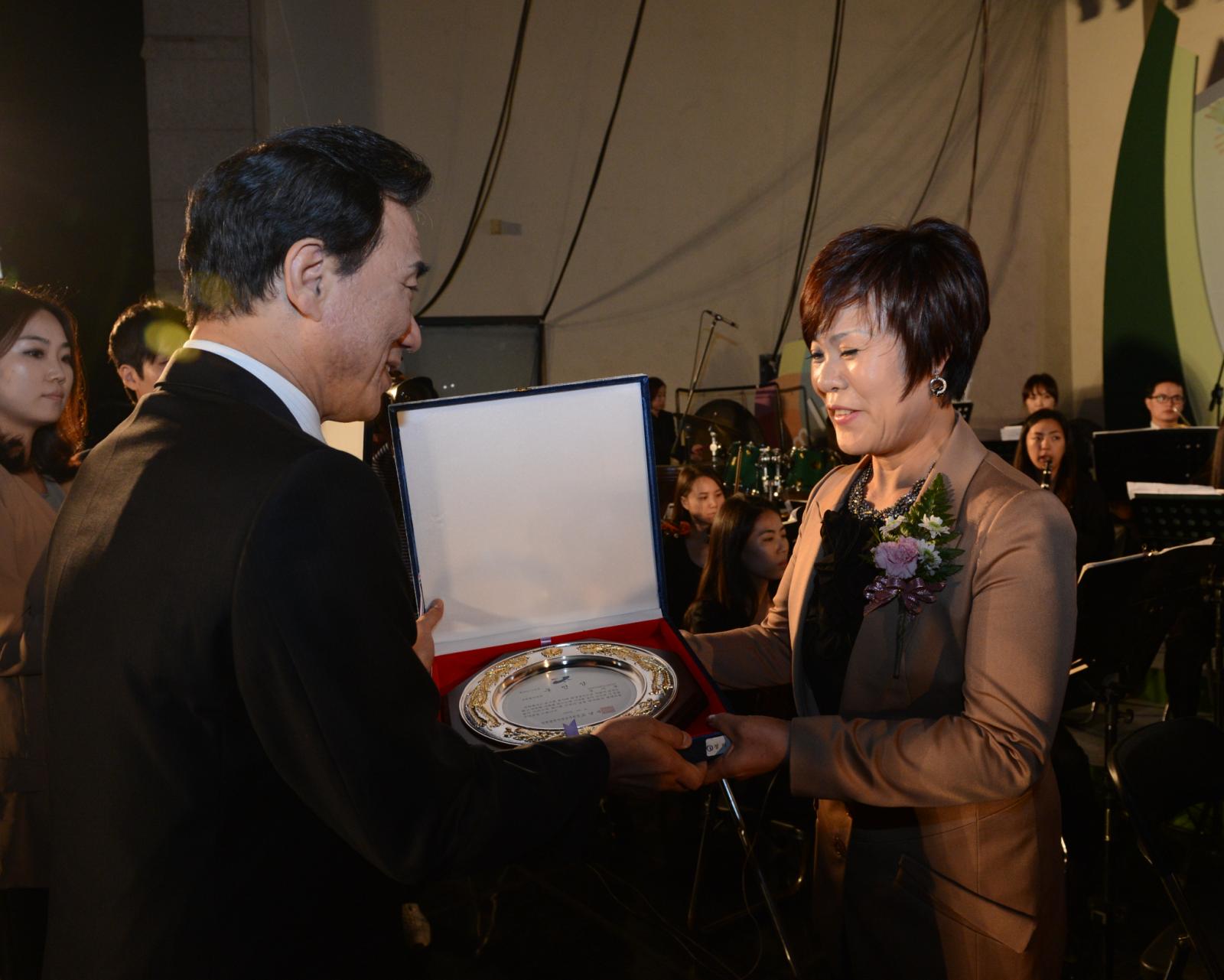 제17회 연수 구민의 날을 기념하여 연수구민에게 시상하는 연수구청장
