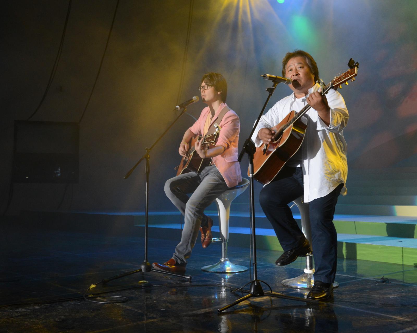 드림인연수 페스티벌 축제에 참여해 기타치며 노래를 부르는 해바라기(가수)
