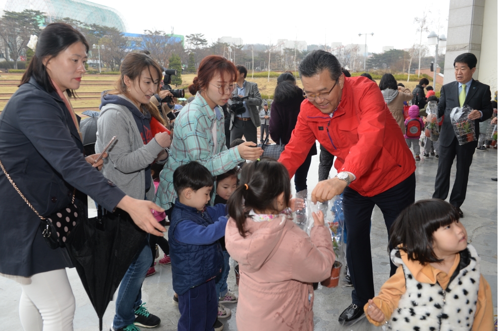 꽃나무 나누어 주기행사의 2번째 이미지