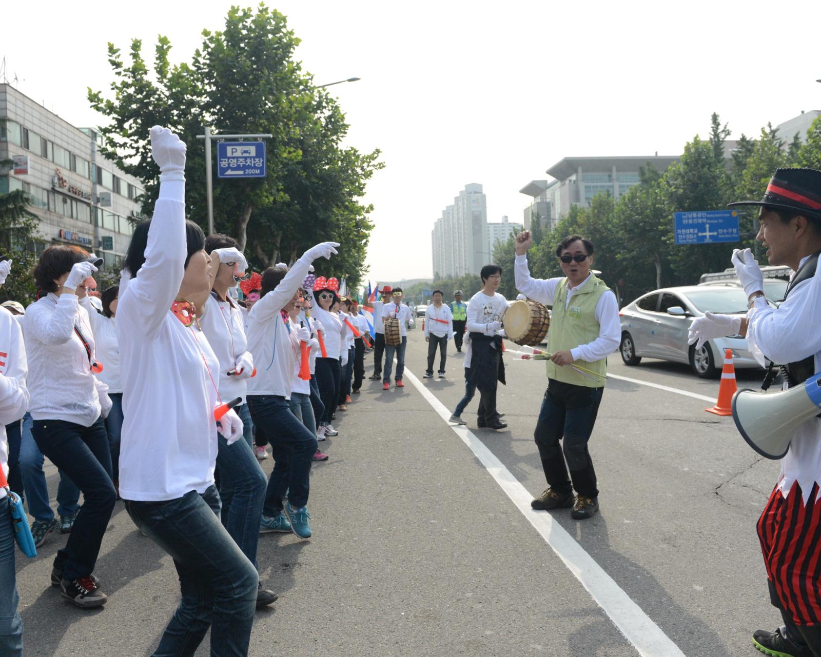 드림인연수 페스티벌 행사 퍼레이드에서 참여자와 함께 하는 고남석 연수구청장의 모습
