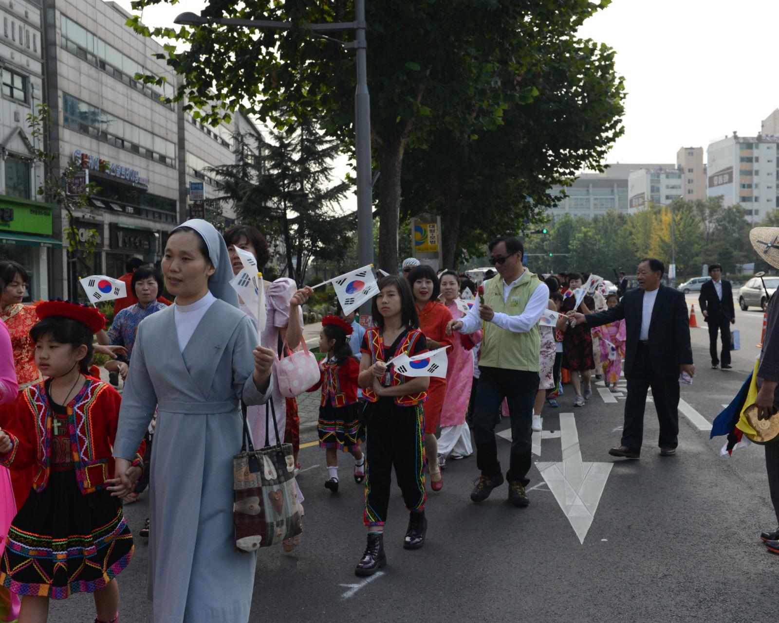 드림인연수 페스티벌 행사 퍼레이드에서 참여자와 함께 하는 고남석 연수구청장의 모습
